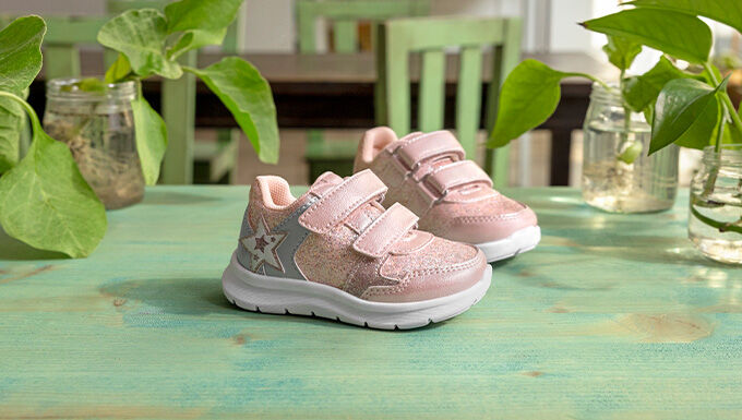 https://www.chicco.it/dw/image/v2/BJJJ_PRD/on/demandware.static/-/Sites-Chicco-Italy-Library/it_IT/dw660f506f/site/06-Pagina di Categoria/Fashion/Scarpe/Nuova Collezione/2026/AI 2026/BTS./680x385px-CHICCO_FW-26_104.jpg